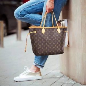 高精仿復(fù)刻一比一lv包包：如何分辨真假lv包包？,鑒定師分析講解