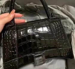 你一定不會想錯過這款高精仿復刻一比一巴黎世家鉆石包，來看看鑒定師的分析吧！