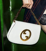 GUCCI BLONDIE手袋：從紅毯到街頭，女星們?yōu)楹渭娂姳乘鼋郑? width=