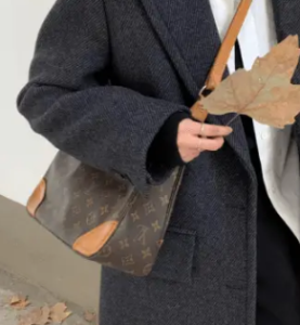 LV Boulogne牛角包：無論是買給媽媽還是自己，這個包袋都足以彰顯你的品味！