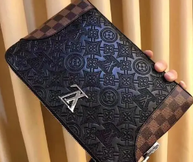 分享復(fù)刻精仿一比一lv男包,鑒定師詳細分享